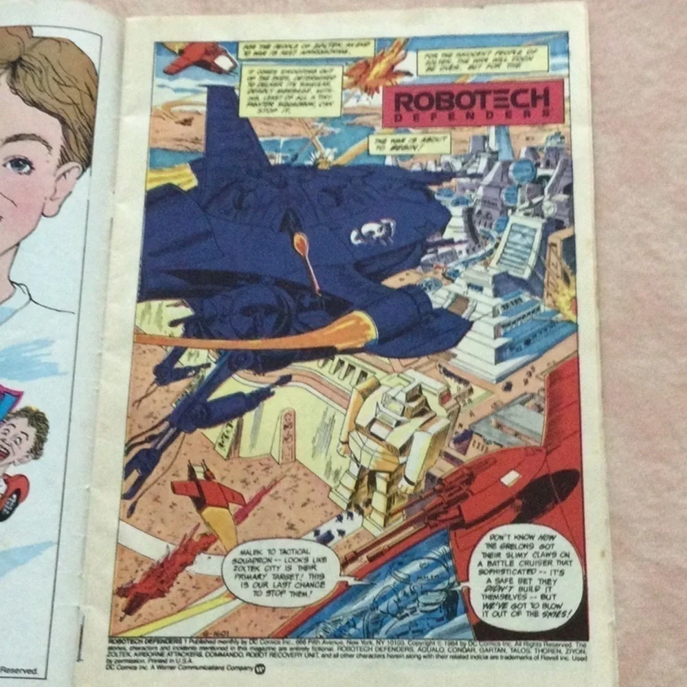 Comic Book Robotech Deffenders 1985 story of robots to protect the world